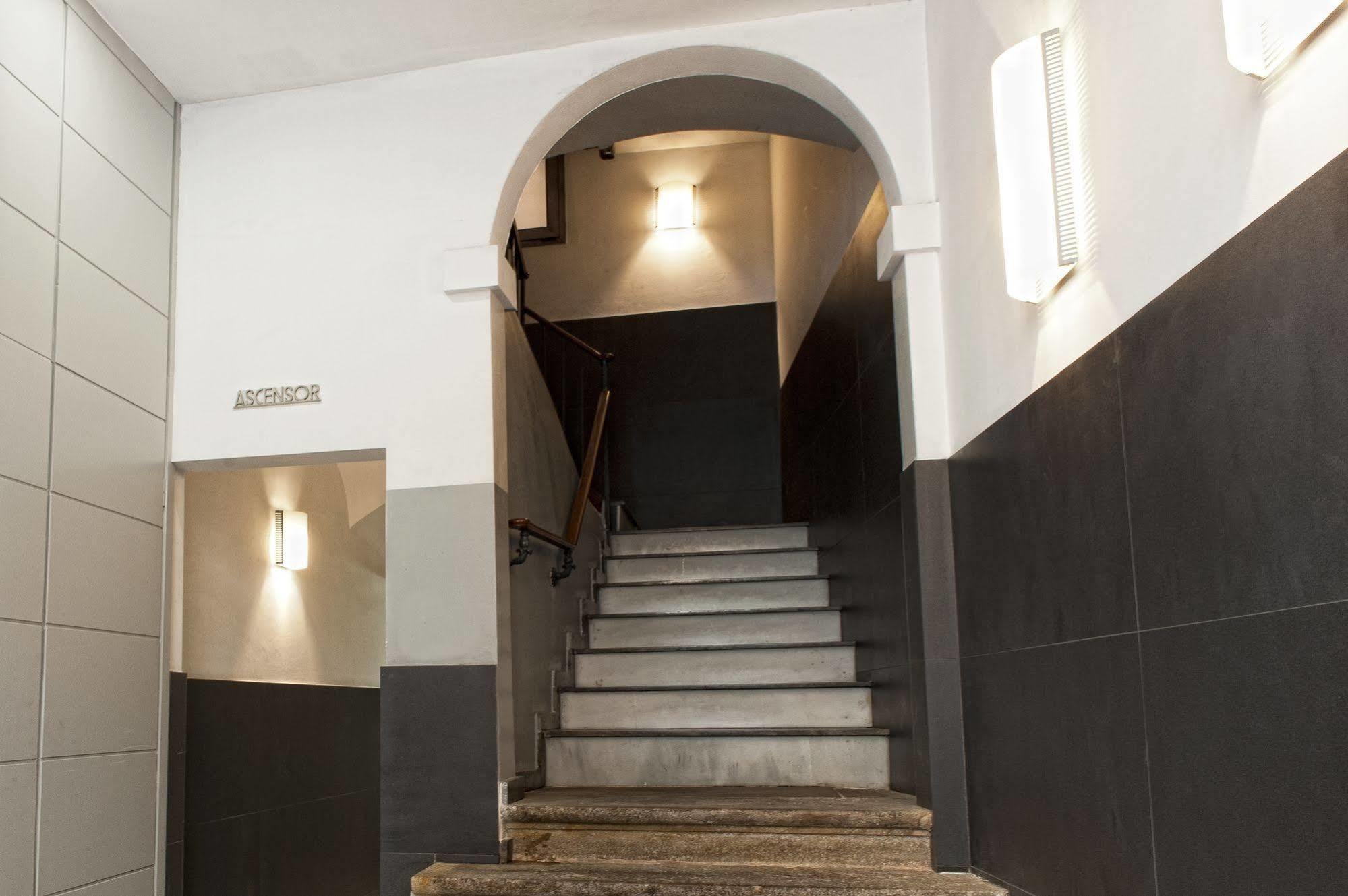 Mh Apartments Liceo Барселона Экстерьер фото